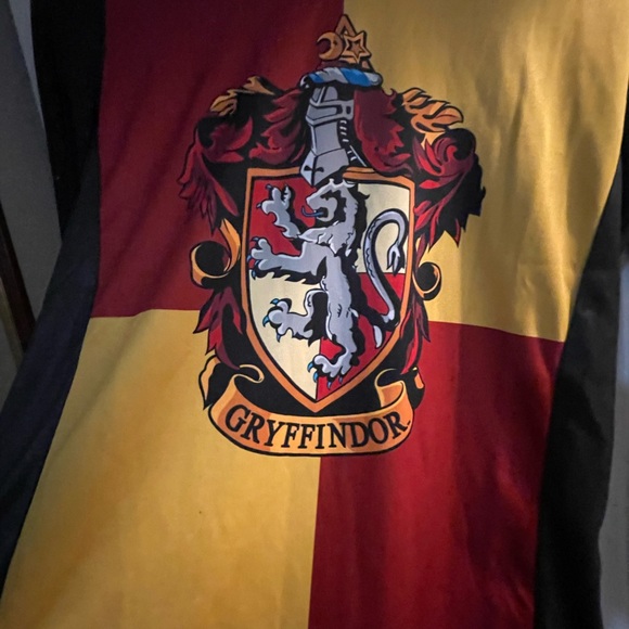 Kids Gryffindor Shirt with sparkly sleeves (18teens) - Picture 3 of 7
